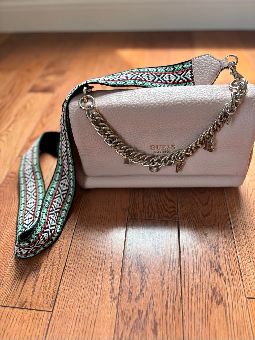 Guess light pink Pebbled Leather Shoulder Bag with adjustable Patterned Strap - Picture 2 of 14
